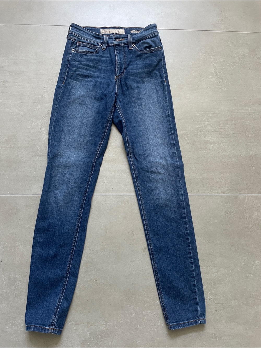 Guess Women's Skinny Jeans in Dark Blue Wash. Size: 26!